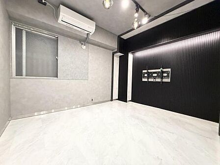 ベッドやテーブルを置いても余裕のある 使いやすい部屋の形状です 