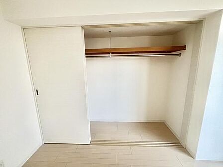 大きいクローゼットはハンガーポール付きで嵩張る衣類も効率的に収納できます。 