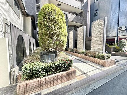 エントランスから前面道路まで距離がございますので安全です。