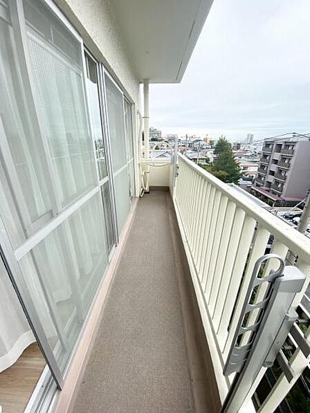 日当たりの良いバルコニーで、洗濯物もよく乾きます。  【即日案内可】お問い合わせは朝日住宅まで