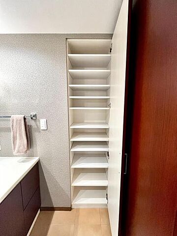 収納 ルネ神戸旧居留地109番地 7階/-