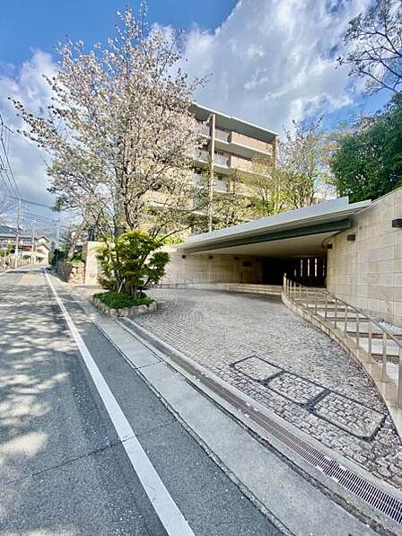重厚感のあるエントランスが高級感を演出しています。  【即日案内可】お問い合わせは朝日住宅まで