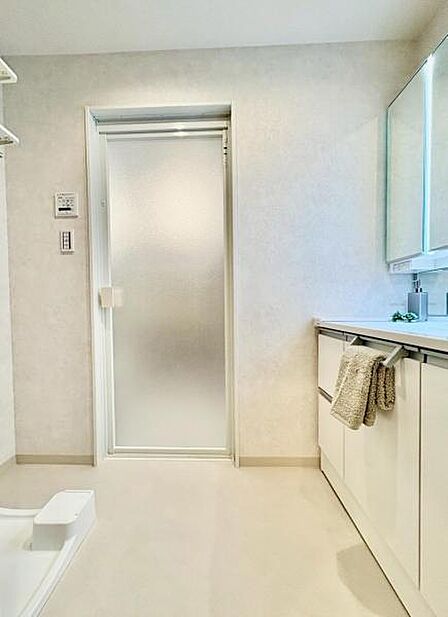 洗濯機置場もしっかり確保。 ゆとりある脱衣所で、家事も身支度もスムーズにこなせます。 【即日案内可】お問い合わせは朝日住宅まで 【即日案内可】お問い合わせは朝日住宅まで