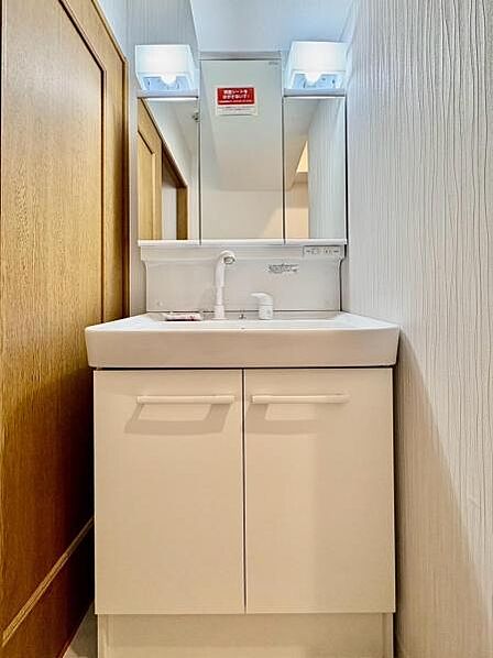 朝の準備もスムーズに。  収納たっぷりの洗面化粧台で、家族みんなの身支度をサポート。  【即日案内可】お問い合わせは朝日住宅まで