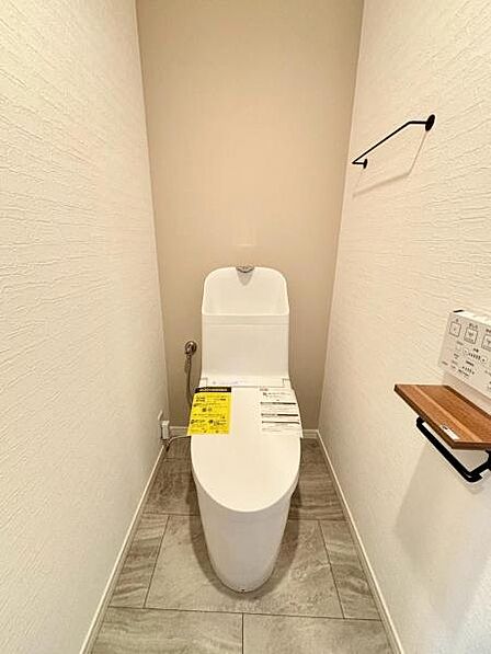 毎日使う場所だからこそ、清潔感と使いやすさを重視。 快適に使えるトイレ空間です。  【即日案内可】お問い合わせは朝日住宅まで