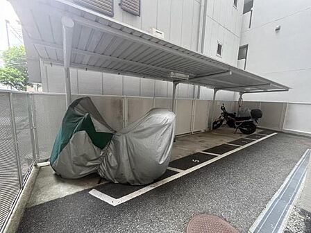 敷地内駐輪場です（駐輪場の空き状況は、その都度ご確認ください。）