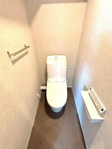 毎日使う場所だからこそ、清潔感と使いやすさを重視。 快適に使えるトイレ空間です。 【即日案内可】お問い合わせは朝日住宅まで