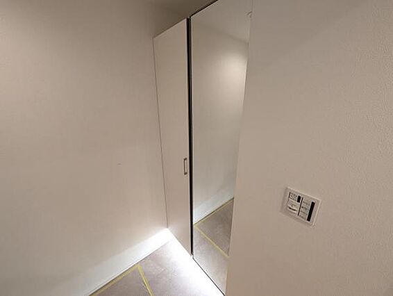 玄関には姿見を...