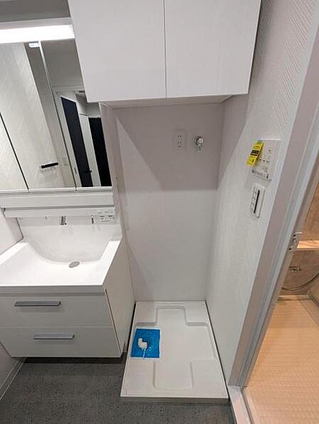 防水パン付き室内洗濯機置き場、吊戸棚に収納もできます