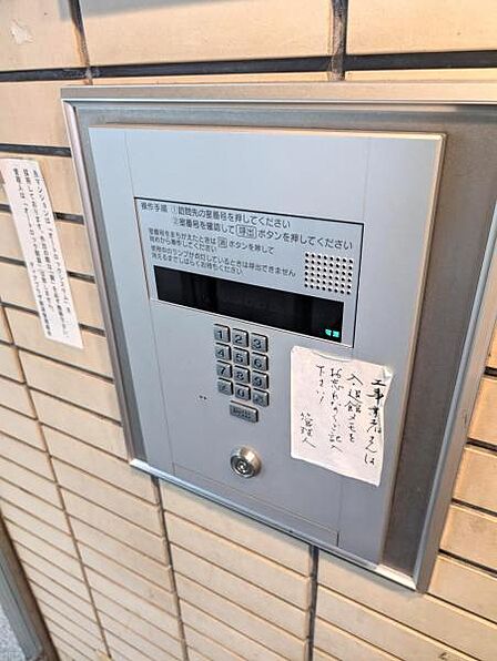 マンションはオートロック完備、安心のセキュリティです