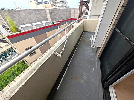 バルコニーは南西向き、前面に高い建物がなく日当たり良好