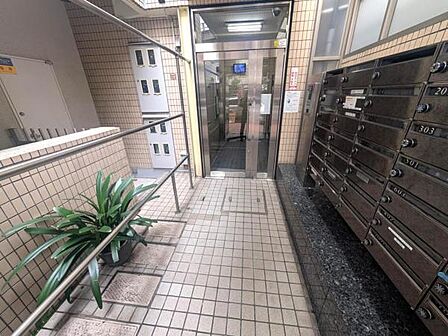管理の行き届いた綺麗なエントランスホール、オートロック設置済