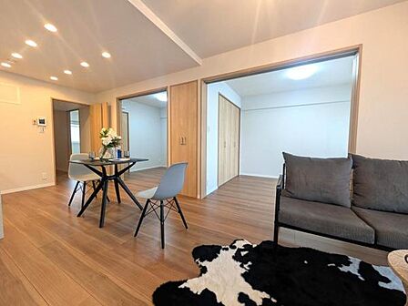 引き戸を開けると2間と一体利用が可能、とても開放的な間取りのお部屋になっています