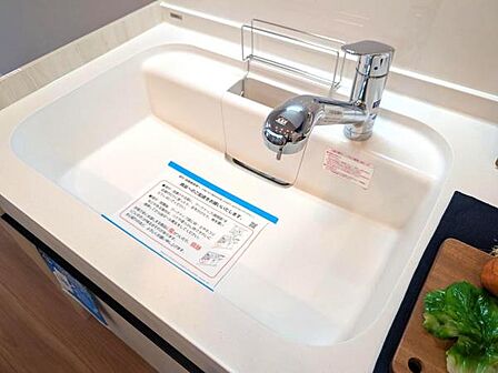 浄水器付きのキッチンは、シンクも白くて清潔感があります