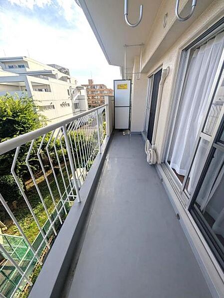 バルコニーは南向き、目の前に大きな建物がなく日差しがしっかり入ってきます