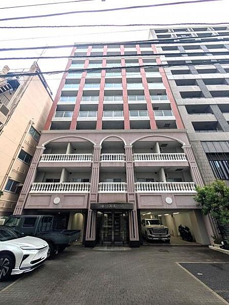趣のあるマンション外観。オートロック完備・駐車場設置など共用部充実