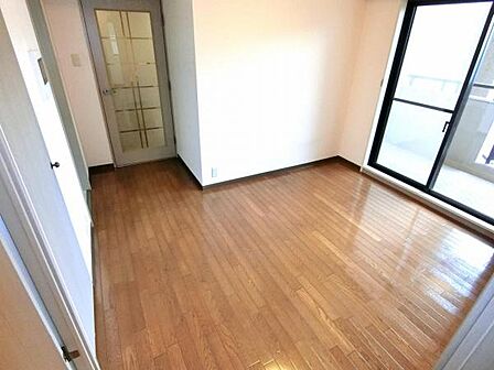 角住戸で明るく風通しの良い洋室。