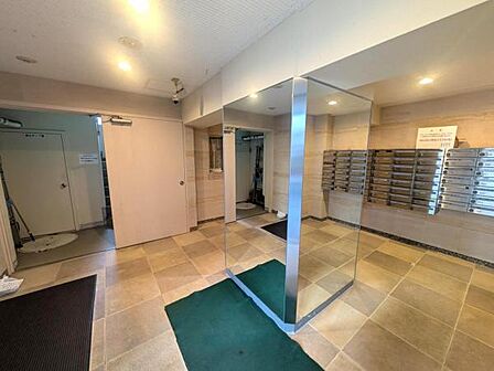 管理の行き届いた綺麗なエントランスボール、たくさんの居住者様が気持ちよく出入りしております