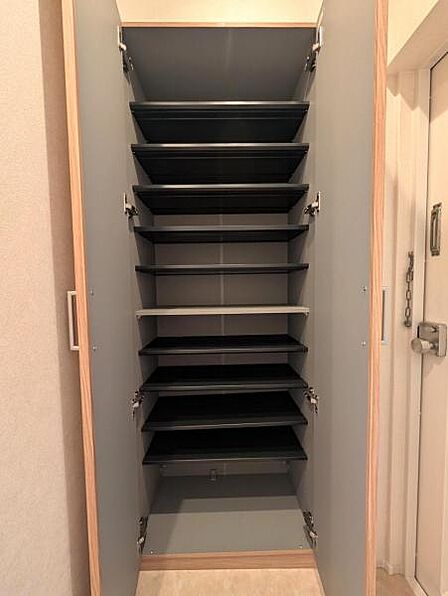 たくさんの靴がしまえる大容量のシューズボックス