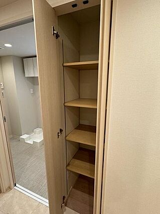玄関の両側にシ...