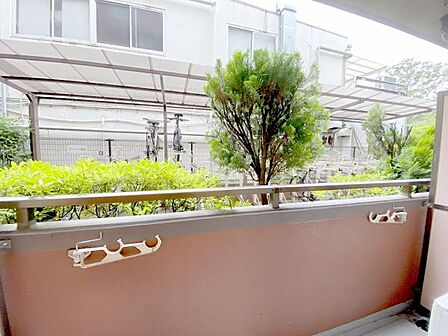 ベランダからの眺望 目の前が駐輪場となっておりますので、すだれ等の目隠しについてはご相談ください。