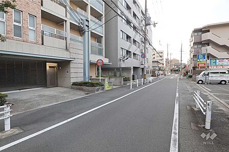 敷地西側の前面道路（北西側から）