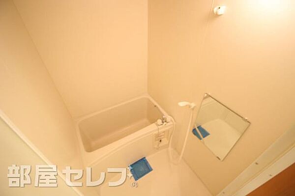 画像4:鏡付きのお風呂場です。
