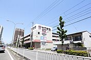 ヤマナカ安田店 640m