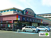 スーパー「カネスエ岐大前店まで818m」