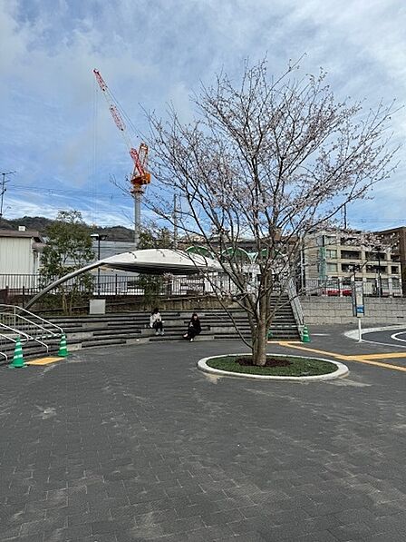 甲南山手駅前広場