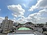 その他：空を広く感じられる開放的な眺望。周辺は低層の建物が多く、圧迫感の少ない住環境です。