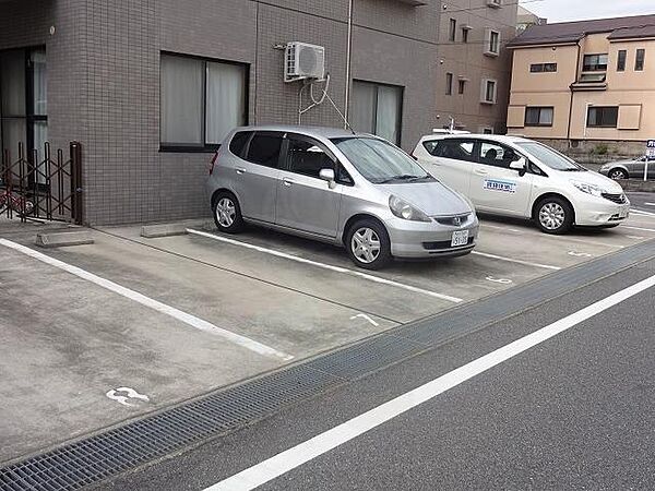 画像14:駐車場