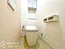トイレ：快適なトイレで、家族全員が気持ちよく利用できます。明るく開放的で、リラックスできる空間を提供します