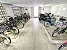 その他：駐輪場は、住民の皆様の自転車を安全に保管できるスペースです。広々とした設計で、出し入れがしやすく、使い勝手が良いです。