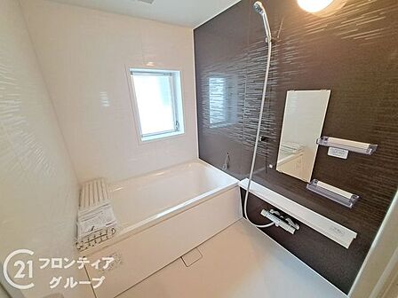 ゆったりと脚を延ばして、1日の疲れを癒せます。窓があるのでこまめに湿気を換気ができます。