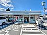 周辺：ファミリーマート西登美ヶ丘店 徒歩7分。 600m