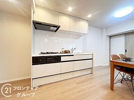 キッチンは、料理を楽しむための機能的な空間で、効率的な作業をサポートします。収納もたくさんできますね！