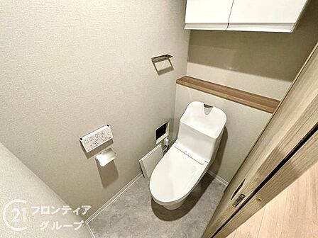 快適なトイレで、家族全員が気持ちよく利用できます。明るく開放的なトイレで、リラックスできる空間を提供します