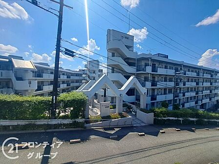 地上5階建てマンション！木々がたくさんございます。四季の移り変わりも楽しめることができ、癒しのひとときをお過ごしいただけます