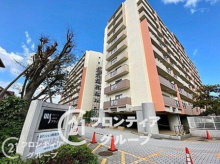 自然と調和したマンション外観は、周囲の景観に溶け込み、住む人に安らぎを与えます。緑豊かな環境と調和したデザインが魅力で、心地よい暮らしを実現します