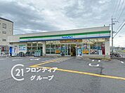 ファミリーマート京田辺草内店 徒歩9分。 700m