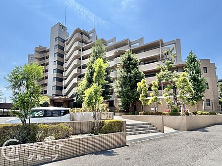 シンプルで洗練されたマンション外観は、住む人のセンスを引き立て、落ち着いた雰囲気を提供します。都会的なデザインが魅力で、住む人に誇りを与える空間です