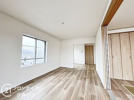 大きな窓のあるリビングは、陽光あふれる明るい空間です。居心地良く、ご家族皆がゆったり寛げる憩いの空間となりそうです