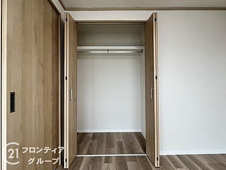 収納上手になれる、工夫が詰まったスペースです。限られたスペースを有効活用できるように設計されており、日常の物を効率よく収納できます