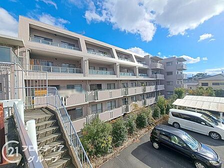緑が多く落ち着いた雰囲気があり、マンションと周辺の雰囲気が調和されて住み心地が良さそうです。