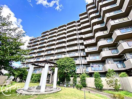 自然と調和したマンション外観は、周囲の景観に溶け込み、住む人に安らぎを与えます。緑豊かな環境と調和したデザインが魅力で、心地よい暮らしを実現します