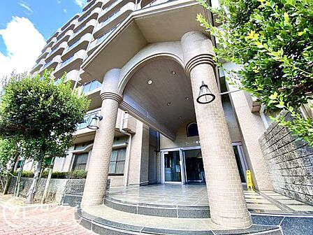マンションのエントランスは、住まう方々を迎える洗練された空間です。日常の出入りを快適にするための工夫がされています。