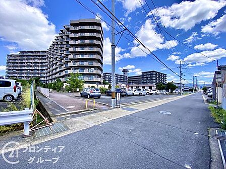 前面道路は閑静な住宅地をはしる車通りの少ない道路。お車の出し入れが苦手なママや小さなお子様にも安心ですね。しっかり舗装もされているので、ベビーカーや自転車で通っても快適に通行できます。