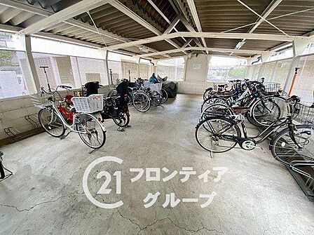 駐輪場は、住民の皆様の自転車を安全に保管できるスペースです。広々とした設計で、出し入れがしやすく、使い勝手が良いです。