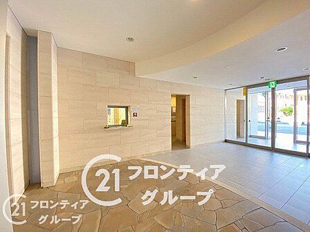 足元に広がる美しい石畳と温かみのあるベージュトーンの壁面が上品な雰囲気を醸し出しています!外の開放感を感じさせながらもプライベートな落ち着きを大切にした迎賓の空間です